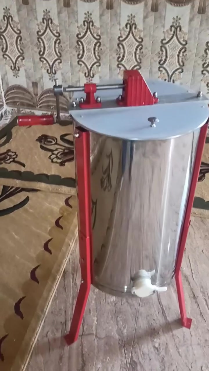 السلام عليكم جماعت النحل هاذي تفيدكم فراز عسل هذا شغل نضيف  طلعلك  العسل صافي 
اليجار خابر وتدلل *********** 
***********
