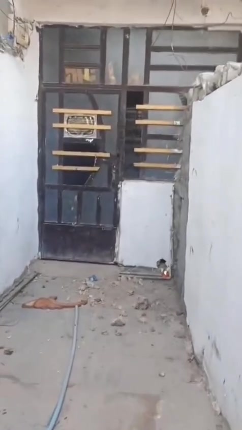 بسم الله الرحمن الرحيم، بيت للبيع 🏡 🇮🇶
المساحة: 200 متر
البيت مقسوم إلى بيتين البيت الأول يحتوي على صحيات خارجيه و استقبال ومطبخ وغرفة نوم
وطابق ثاني يحتوي على غرفتين وبيتونه
 البيت الثاني يحتوي على صحيات خارجيه ومطبخ وهول وغرفه
البيت مقسوم بحائط فقط
طابو زراعي سند  25
الموقع: الزعفرانيه دور الصحة
للشراء والاستفسار الاتصال بالرقم
***********
