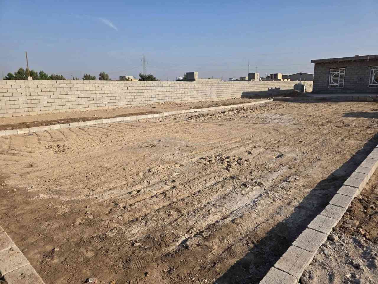 بيت مع دونم للبيع كوت حي الحكيم الثانيه يبعد عن الشارع 200م يحتوي علي اربع غرف نوم مع مطبخ وصاله واستقبال  بحاجه الي ارضيه البناء بلوك والسقف صب مسلح السعر ٥٥ مليون وبيه مجال للاستفسار مراجعة دلالية احمد السعيدي  بالقرب من حسينية ياسر خليفه الاتصال ع الارقام التاليه ***********
***********
