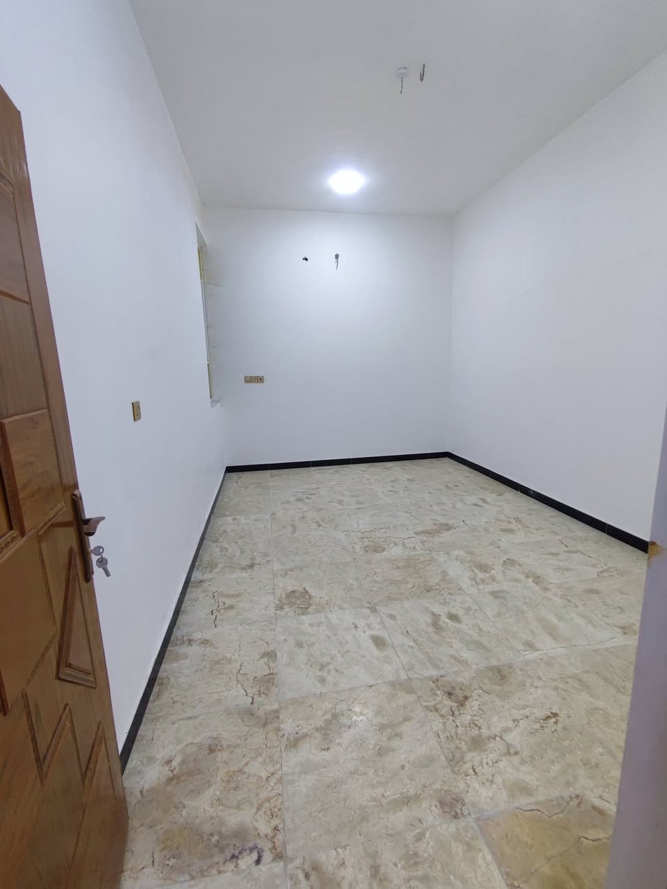 بيت 150 متر طابقين يتكون من 6 غرف نوم
بالاسكان الصناعي النزله الجامع الكبير قرب المجسر
الطابق الأول/ طارمه استقبال وصاله وغرفتين نوم ومطبخ وصحيات داخليه وخارجيه ومنور
الطابق الثاني/ يحتوي على 4 غرف نوم وصاله وصحيات
السعر عليك مراسلتنا واتساب أو اتصال ***********
