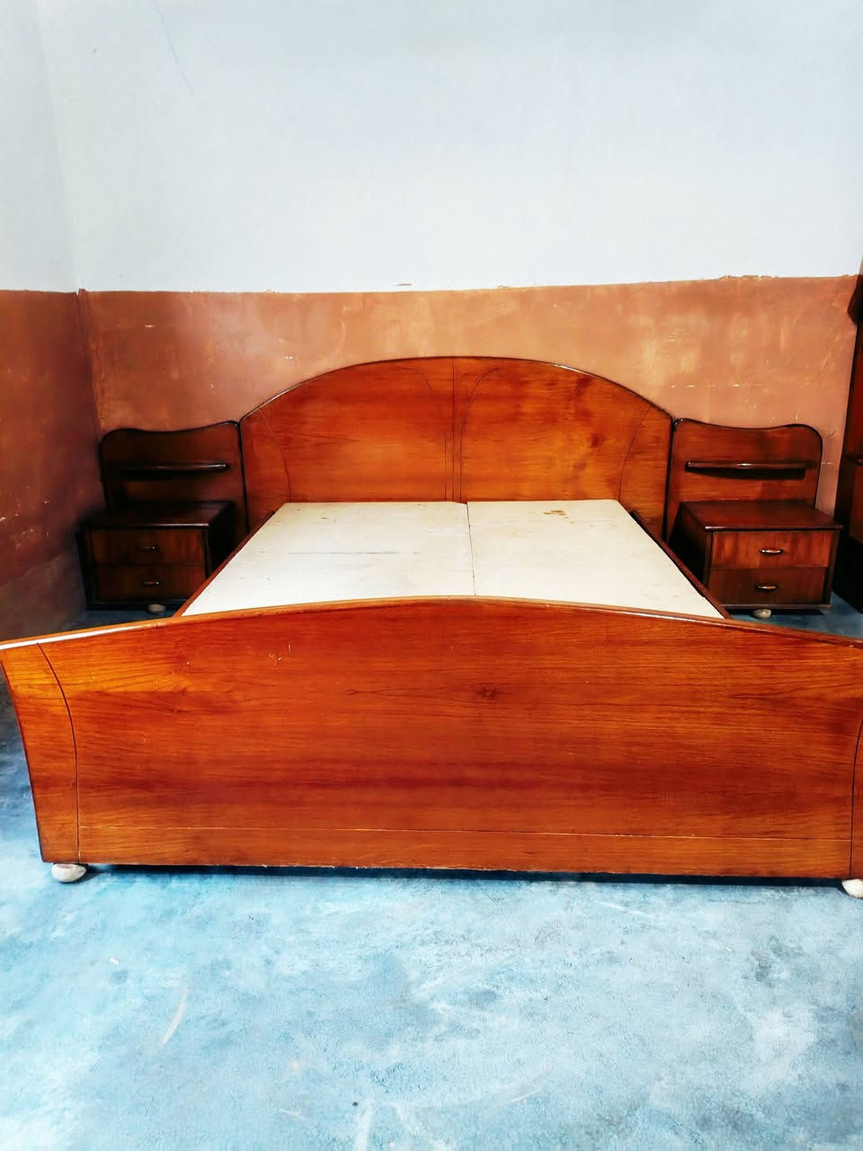 السلام عليكم 
غرفة نوم خشب راقي ونظيفه السعر 350 هاتف ***********
