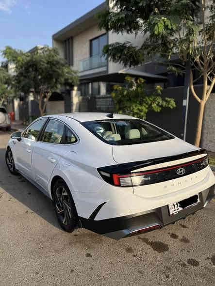 السلام عليكم 
هيونداي سوناتا 24 خليجي للبيع 
رقم بغداد انكليزي ب اسمي 
مكفوله من صبغ ولبارد ولتبديل 
فقط بيها رصعتين مال حصوات 
ماشيه 95 الف قابله للزياده 
كامله مناقصها اي شي 
 مكينه كير حداديه كهربائيات كله سليم 
100% 
تخم تاير جديد جواها 
مواصفات عاديه 
محرك 2500 
كير 8 نمر 
حساس ضغط اطارات 
حساسات اماميه خلفيه 
بك لايت لد 
لد نهاري امامي 
فول تحكم ستيرن 
شاشه متصله تدعم ابل كار بلي واندرويد اوتو 
عدادات دجتل 
مري شفط 
بلوتوث 
مداخل تايبسي 
معروفه مواصفاتها 
مكاني بغداد الكرخ 
عارضها 215 وبيها مجال
للستفسار 
***********
