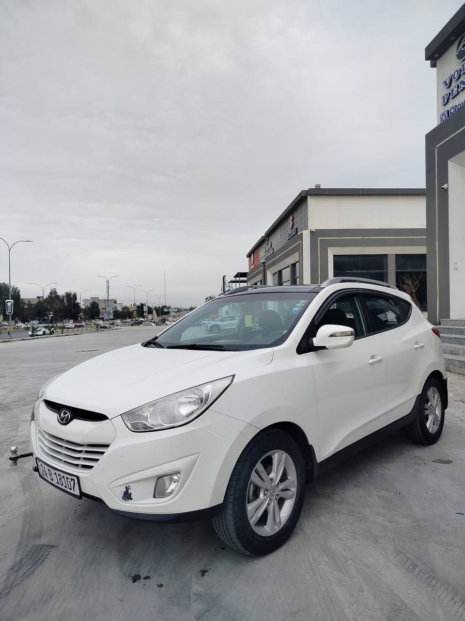 للبيع
سعر 135$ بلااش 
هيونداي توكسان موديل 2011 وارد كوري 
ماشية 325 كيلو متر حقيقي 
محرك 4 سلندر حجم 2000 دوش معمر بشرط 
كير أوتوماتيك شرط المحرك والكير 
رقم دهوگ دولي رقم وهزة وسنويه جديد پأسمي شرط التحويل 
🚫السياره بدون حادث بدون قطره صبغ شرط الفحص ‼️
سياره نظيفة جداً بدون صبغ مال بيت 
مواصفات فول 
بانوراما اشاير بل مري 
مري شفط 
ويل كرووم 
تحكمات ستيرن 
شاشه كبيره 
كامره خلفيه 
سياره جديده وجاهزة من كلشي شرط دينار ما تصرف عليها 
موصل الايسر 
***********
*********** 
ملاحظة الرقم الكورك بيه واتساب 
يوجد بيع وشراء السيارات المتضررة والجديدة داخل هذه الصفحه ✅
