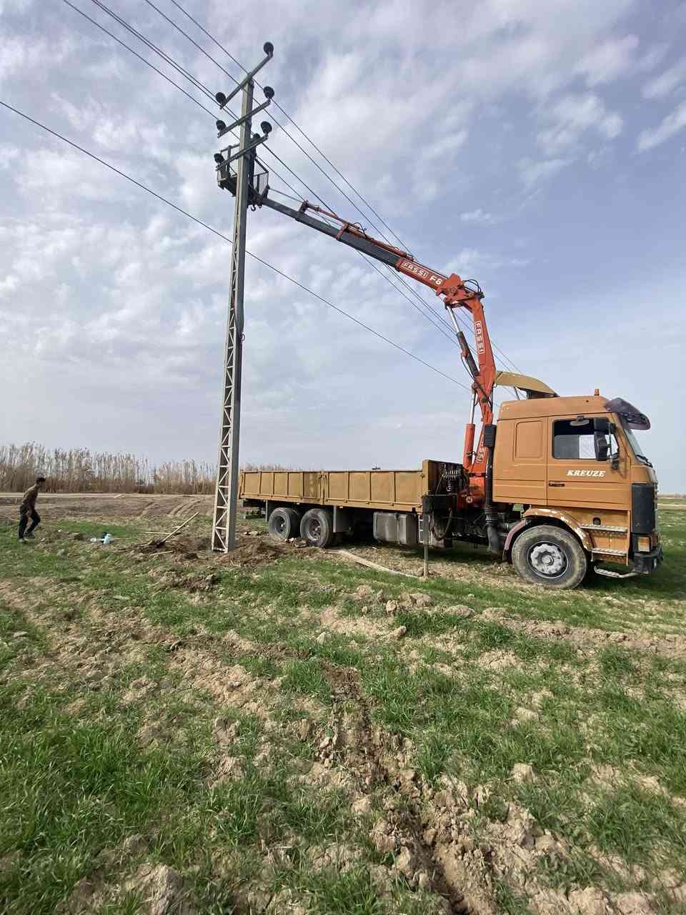 السلام عليكم للبيع سكانيا 113سحال مكينه بيها خيط بخار شاصي مكفول طولها بلادي مبطنه باج بطن سياره نضيفه حيل حداديه وتخم تاير كهربائيات كلها شغاله ماملعوب بيها قماره جوبلس اربع جوبلسات داخل جديد تبريد ثلج ويه سويج كلها جديده كرينها فاس6طن 5سلايتات 3دهن و2يدوي كرينها بي لحيم بس نضيف رجلين يطلعن جك صوندات وكنترول ودافعه كله جديد على ايدي طول البدي 7متر سعر دفترين قفل للاستفسار ***********
