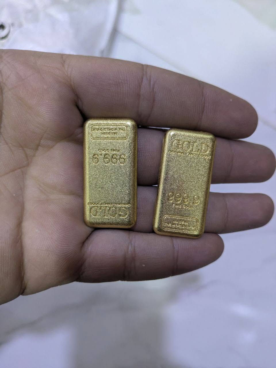 طلعتنا قطعتين سبائك بهل شكل مكتوب عليه دهب و 999.9 دني فقط ديكور اليفيدة يدفعلنا بي سعر وياخدهن


**إذا كنت صاحب هذا الإعلان وتريد حذفه لأي سبب، رجاءا أرسل رسالة إلى الدعم الفني**