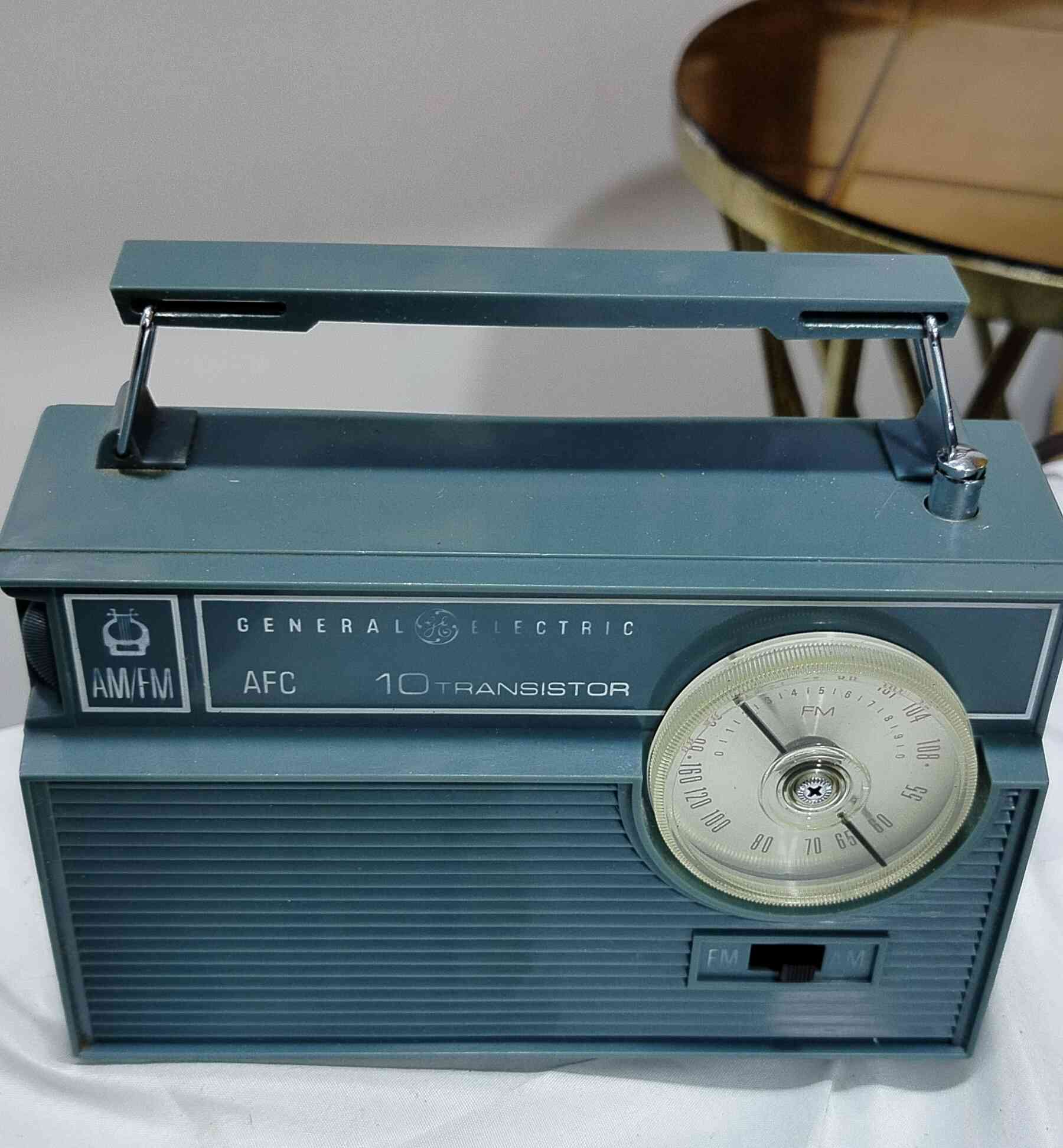 راديو جنرال الكتريك
الصناعة امريكي 1963
موجتين fm am سحب ممتاز على الموجتين 
شرط النضافة مامصلح 
يشتغل 4 باتريات قلم 
السعر 75 الف 
تواصل واتس اب ***********
