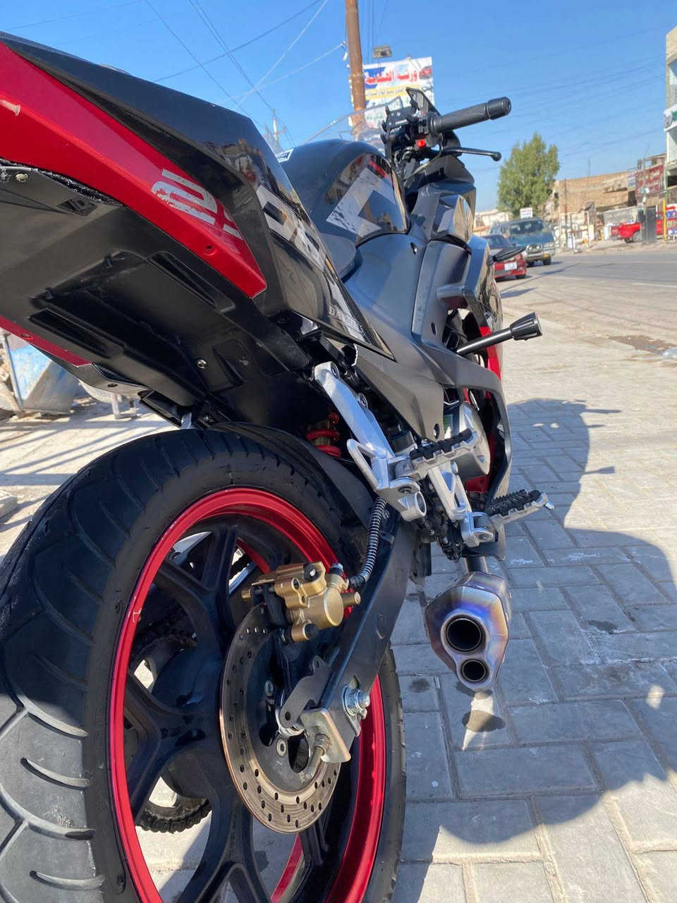 السلام عليكم
الدراجه بانزين مو كهرباء 💥

دايون بطح R200 زیرو ماشيه 3 الف

بدون اوراق ( اضمن لك سرقة وغيرها )

دراجه موديل 2025 

محرك 200cc سبورت 

سرعه دراجه 120

بريك كهربائي ( الخلفلي نظام ABS مانع نزلاق

كير 5 نمر كهربائي

دشبول كهربائي بل كامل

دراجه حلوه وشكل رياضي

دراجه نضيفه وتجي تشوفها 

 مليونين وبيها مجال تواصل على الرقم *********** اتصل أو واتساب 

عنواني بغداد البياع
