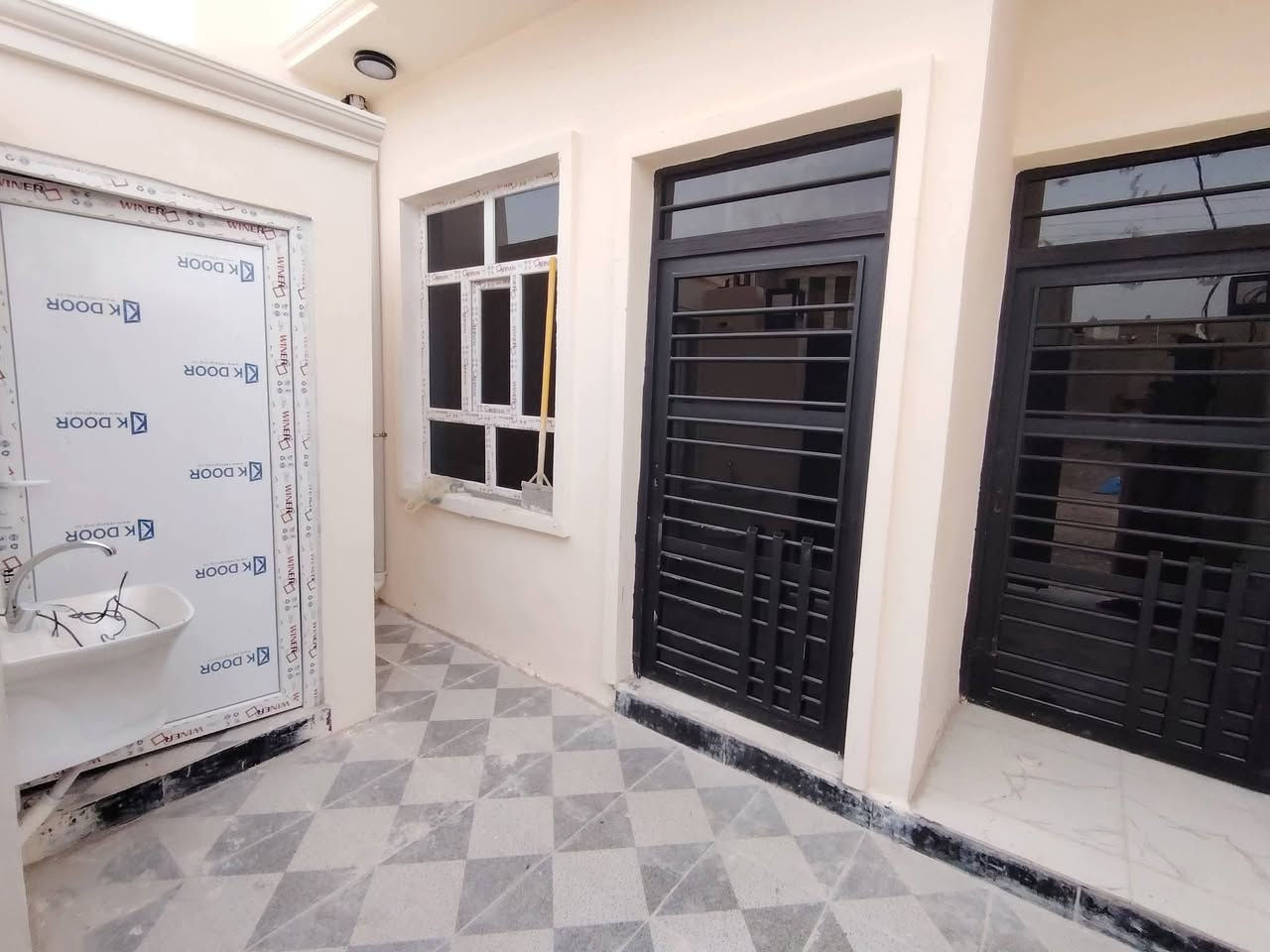 السلام عليكم
دار للبيع #تكريت الديوم ال١٦الف قرب الفلكة
 مساحه 100 متر واجهه 5 متر
 بناء حديث يتكون من 
3 غرف نوم
صاله وسطيه
مطبخ
استقبال
3 مجاميع صحيه
ارضيه بورسلين 
سقوف ثانويه
للاستفسار الاتصال *********** المدينة المنورة للعقار
