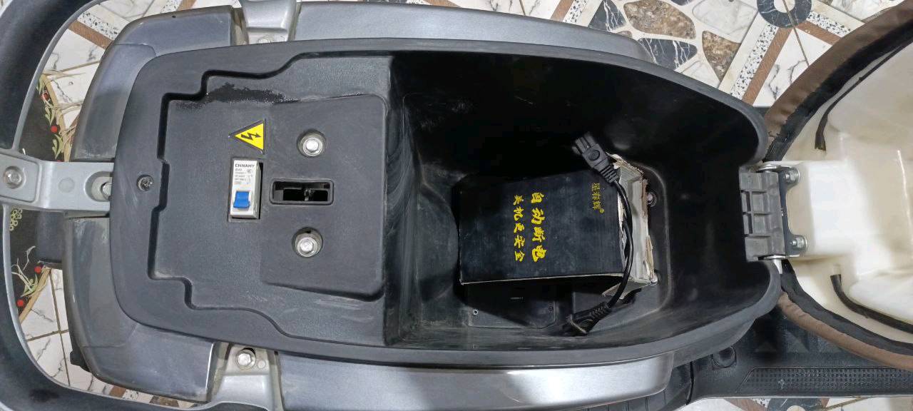 دراجة كهربائية RS بحالة جيدة جداً وياها ضوء أمامي وخلفي شغالين. لونها رمادي وأنيق وعدها مساحة تخزين تحت المقعد. مثالية للتنقل داخل المدينة بكل سهولة وسرعة.