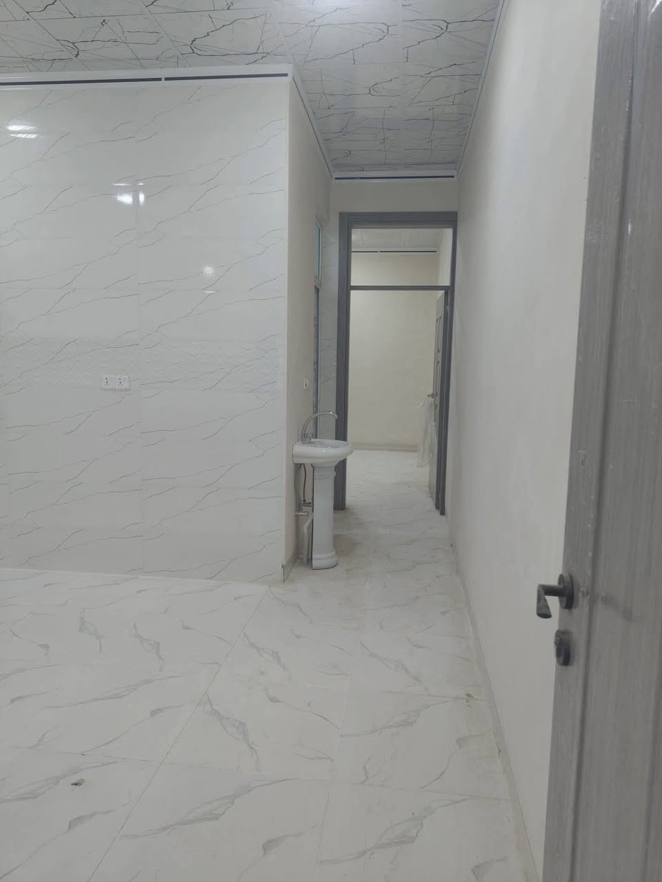 بالتقسيط 
دار للبيع محجوز لصالح مصرف العقاري 
مساحته /100م واجه5م 
طابق ونصف درج خارجي 
يحتوي على غرفتين نوم واستقبال ومطبخ وصحيات 
نظام دكت 
الموقع /مقاطعة 55
مقدمه/30مليون 
مطلوب للمصرف /100مليون يدفع على شكل اقساط شهرية بواقع 438الف شهريه 
للاستفسار/***********
