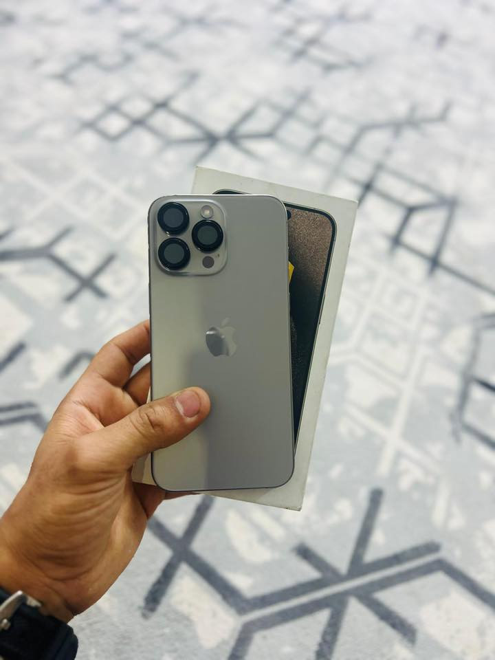 للبيع فقط ايفون 15 برو ماكس نضيف مابي شخط اخو الجديد كامل ملحقات نموذج M شرق اوسط ذاكره 256 بطاريه 89 السعر 1150 (مليون و150) المكان كربلاء 
*********** متواجد واتساب.
