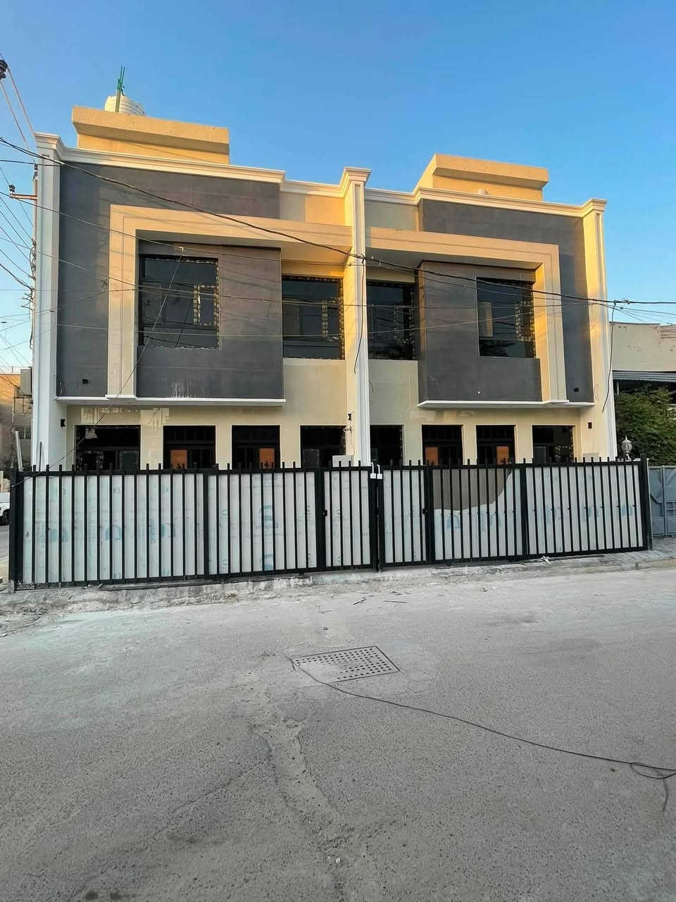 دار 50 متر للبيع
يحتوي  على ثلاث غرف نوم 
منور مطبخ وخدمات عدد 2
صاله ومطبخ وخدمات ومنور 
منطقة الظباط الشهداء شارع المضخة 
للاستفسار ☎️ *********** اتصال أو واتساب مكتب حمورابي لوساطة العقار.
