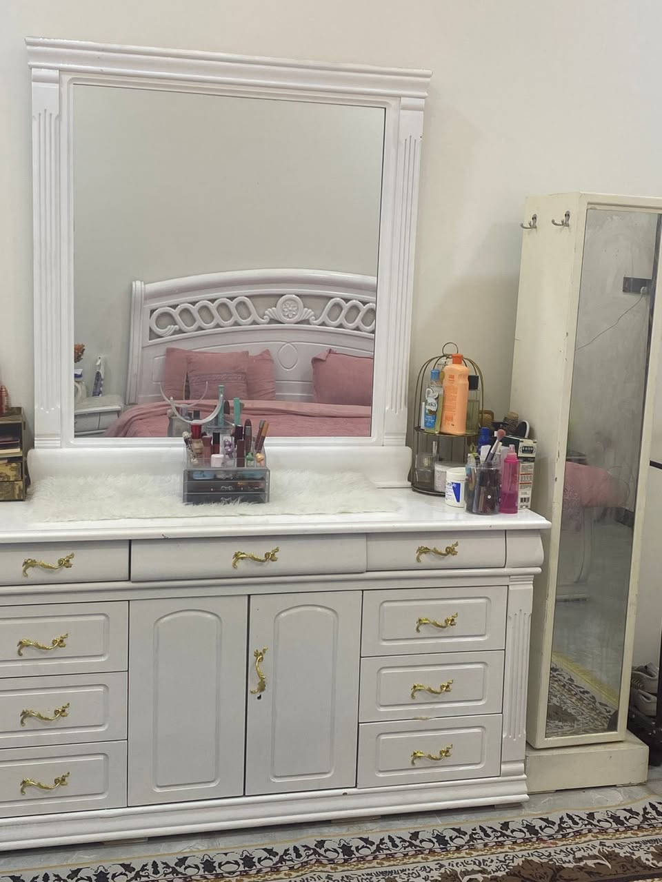 السلام عليكم غرفه كويتيه البيع جديده وحلوه السعر مليون بيه مجال الشراي خاص شباب الي ما يعرف اسعارهن لا يكسر وطاوله وكراسي 225بيهن مجال جدد بعدهن ***********متواجد وتساب
