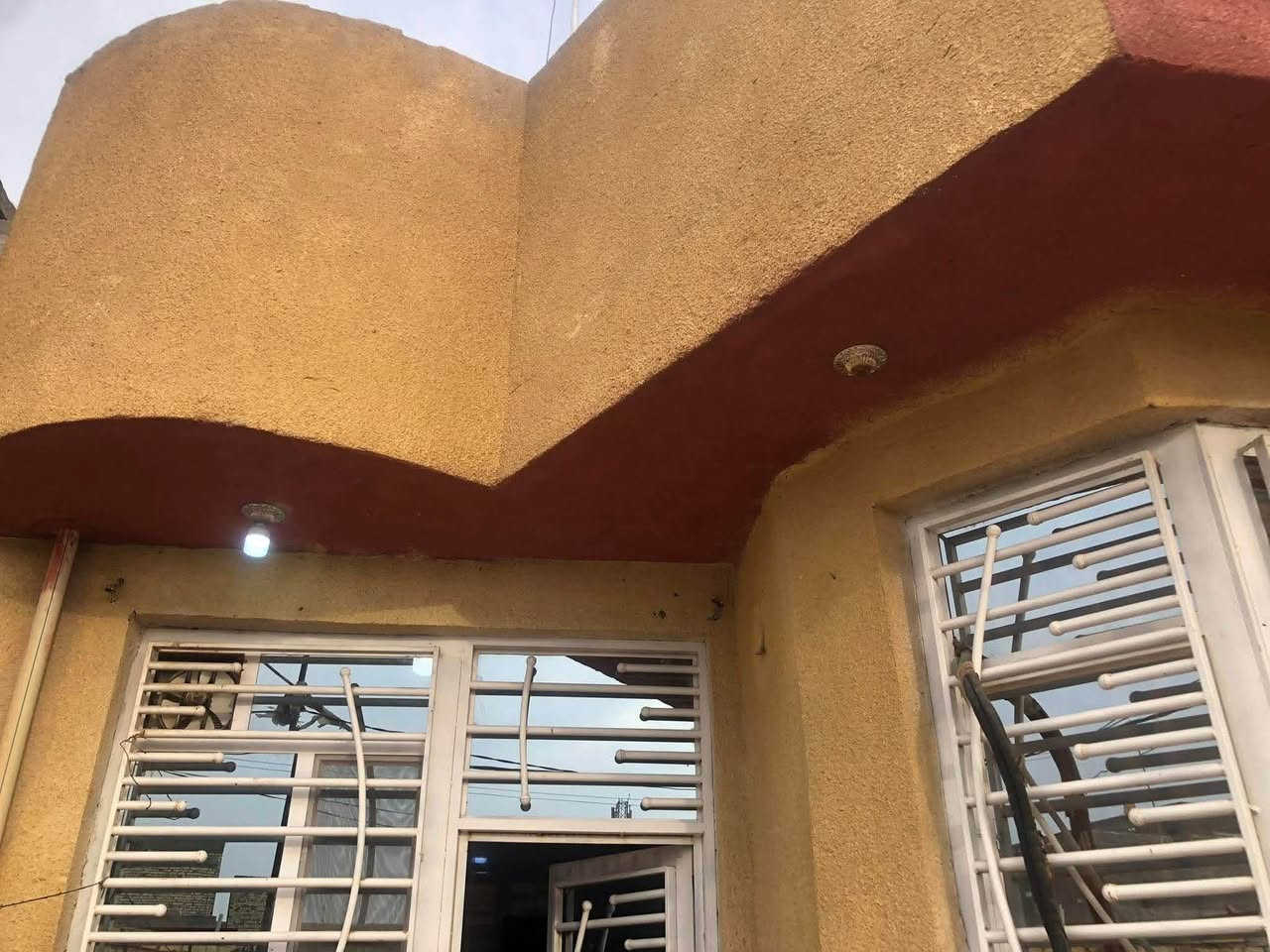 دار للبيع في منطقة الجمجمه الشماليه خلف محكمة استئناف بابل مساحة الدار 130 م طابو زراعي سند 25 طابق واحد يحتوي على 2غرفة نوم وحمام داخلي وخارجي وصاله وهول ومطبخ 
يباع الدار مع الاثاث 
للتواصل *********** اتصال او واتس اب
