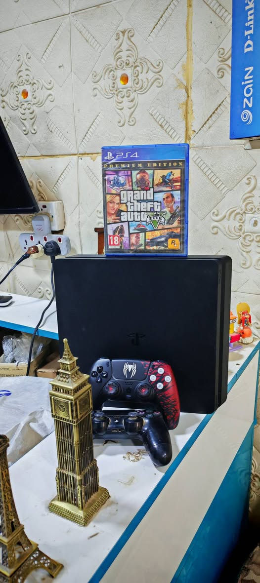 بلي ٤ سلم لوك ستيكر نظيف حيل وياه ٢ جوستك وقرص GTA وقرص طوبه للبيع
السعر ٢٧٥ وبي مجال للاستفسار ***********
