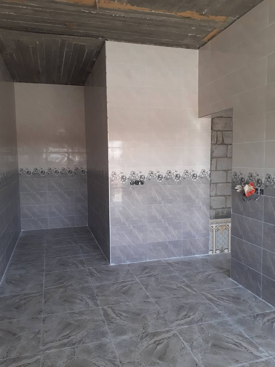 السلام عليكم  اسطه سيراميك متفرغ شغل درجه اولى ***********
