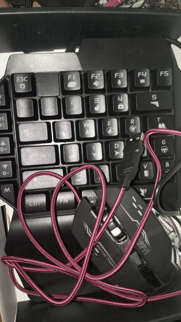 ريد ماجك استرا ذاكره 256 رام 12 الجهاز مشحون 24 مره اخو جديد شغلته شويه وراها ضميته ويا اضافات شاحنه 80 واط اصلي  سعره 90 الف ماخذه ويا كيبورد وماوس وستاند ومبرد اصلي  الجهاز جديد بمعنى الكلمه  سعره 970. الف او مراوس بأيفون 16 برو ماكس  ونطي فرق شي بسيط  مكاني سليمانيه توصيل ماعدي. لان شركات ممنوع توصل شغلات الكترونيه  اذا عدك عرف يجي ياخذه او انت دزلي شركه توصيل تجي تاخذه. اسف ع اطاله  
الي ميعجبه يعبر المنشور كلشي اكو بالسوك 
***********
