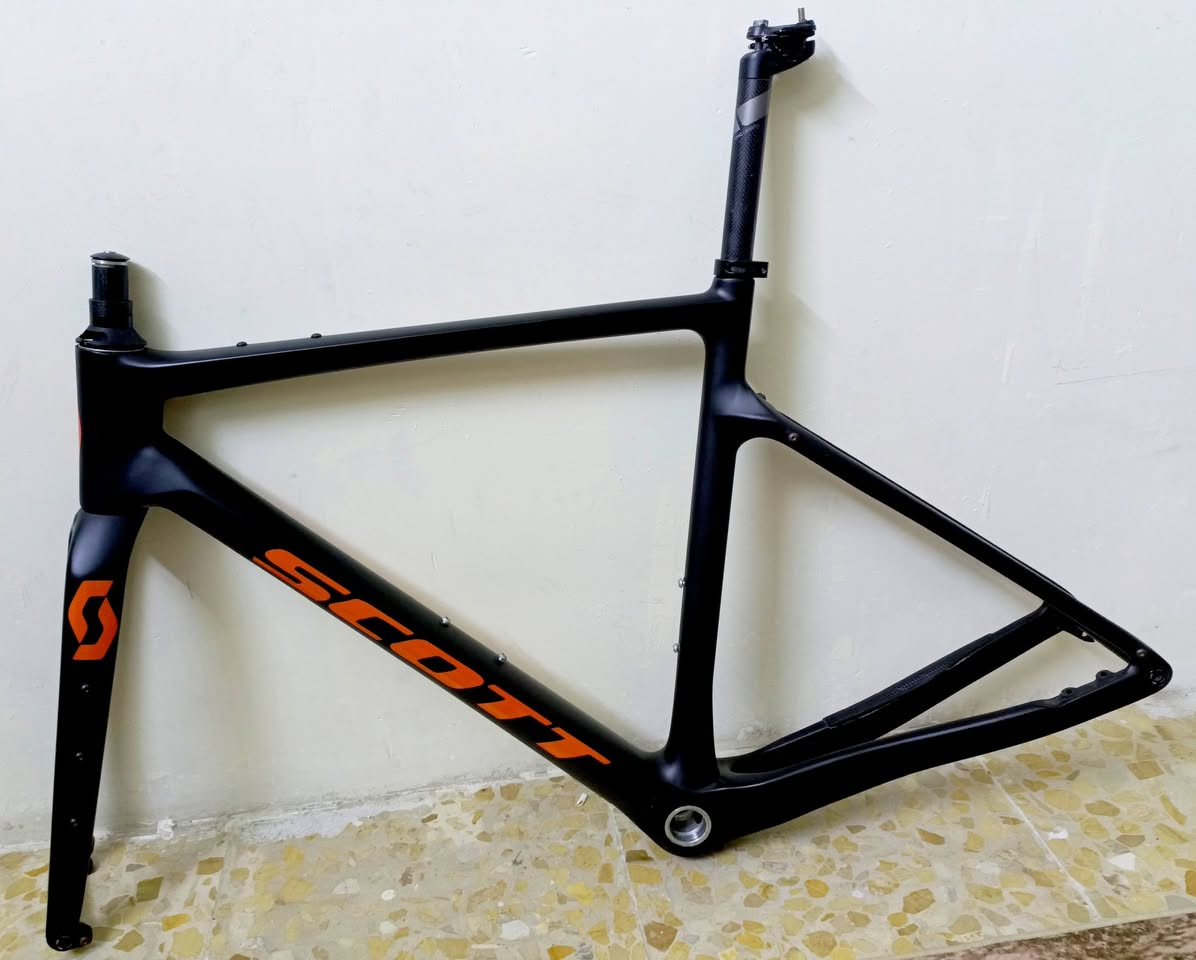 السلام عليكم شلون كباتن 🌄 

متوفر فريم كاربون فايبر ماركة سكوت موديل حديث وإيرات دفن بالكامل نظام بريك دسك / نظام ويالة شفت 🤗🥰

قياس الفريم //52🤩☺️

نظافة الفريم //100*100

سعر 450 الف // بغداد القاهرة قرب حلويات عدنان 
***********
