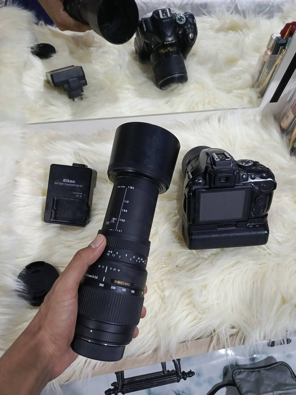 للبيع كاميرا نيكون 5200 مابيها اي خلل 
الملحقات 

عدسات ثنين نيكون 

وحده 55.200 vr 

وحده عدسه رياضي vr 70.300 جديده كارتون

مع جنطه وحزام وكرب وبطاريه وحده 

السعر 350
***********
