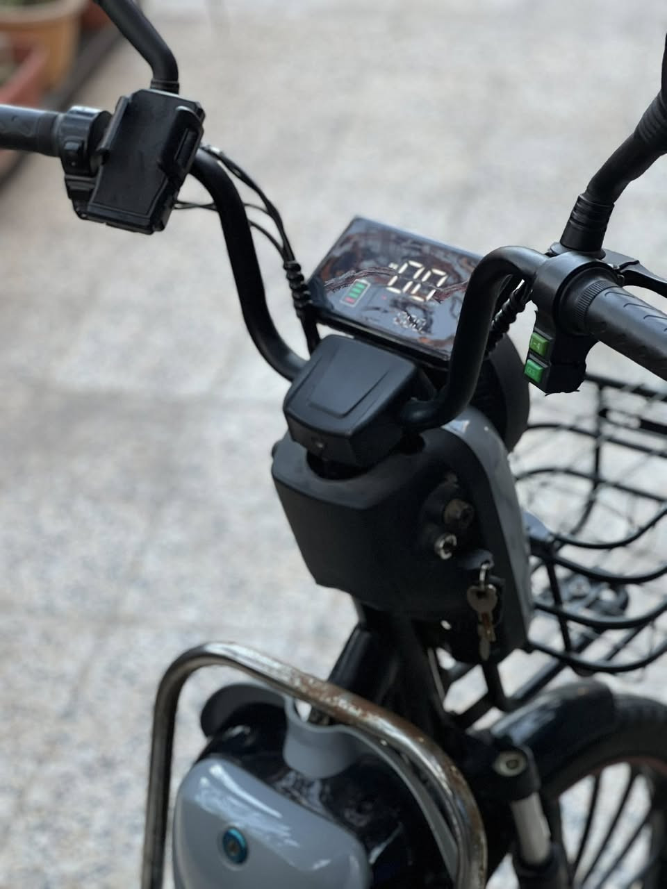 🔥 ماطور شحن حجم 20 – الجيل السادس للبيع 🔥
✔️ 5 بطاريات جديدة (ما مكمل شهر)
✔️ شاحنة (شارجر) جديدة
✔️ مقعد مريح للسائق والخلف
✔️ سلة حديد كبيرة وقوية
✔️ 3 سرعات – يمشي لحد 99
✔️ عقل جديد أصلي مبدل
✔️ إنارة LED أمامية وجانبية
✔️ شاشة جديدة
✔️ مفتاحين
✔️ النظافة 80%

💰 السعر: 400 ألف فقط

📞 للتفاصيل أكثر واتساب:
***********

🚚 ماطور مرتب وجاهز للشغل مباشرة
