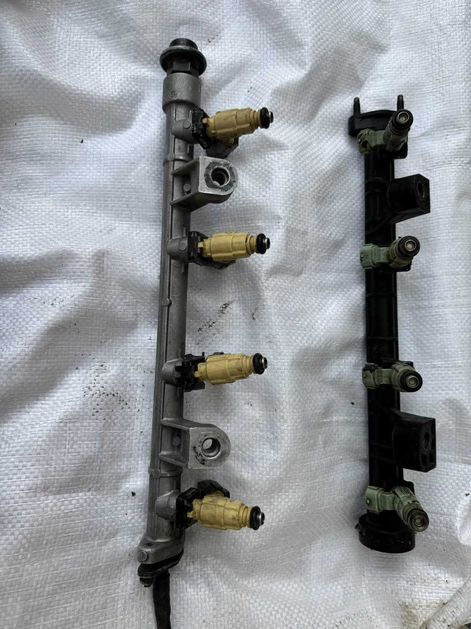 سلام عليكم عندي ذني الغراض درايم جهة السايق القصير مابي شي حاويه بس الرأس مبدل وع الفحص والنوزلات الحليبي مال محرك 2000  منضفات بجهاز بس شدهن 
والخضر يمكن مال 1600 شغالات وع الفحص 
والستيرن هوه وجوزه شغاله و اليدات شغالات 

النوزل لأخضر 15 
وال حليبي 25 
والدرايم 40 
والستيرن 25 
مكاني نجف او كربلاء ***********
