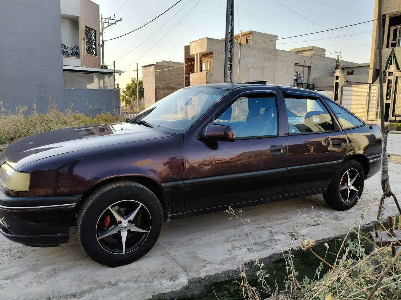 للبيع Opel Vectra موديل 1991 رقم نينوى (إنكليزي)، سيارة مرتبة وسعرها مناسب مقارنة بحالتها.

- مبدل بيها سستم.
- شرط من القلب والدعم، لا من الصندوق ولا من البجم.
- بيها ضربة خفيفة بالسقف يم التنتة 
- اني الشرعي وشرط التحويل 
- السعر 36 ورقة وبيها مجال 
- للتواصل *********** واتساب 
- *********** واتساب موصل, نينوى
