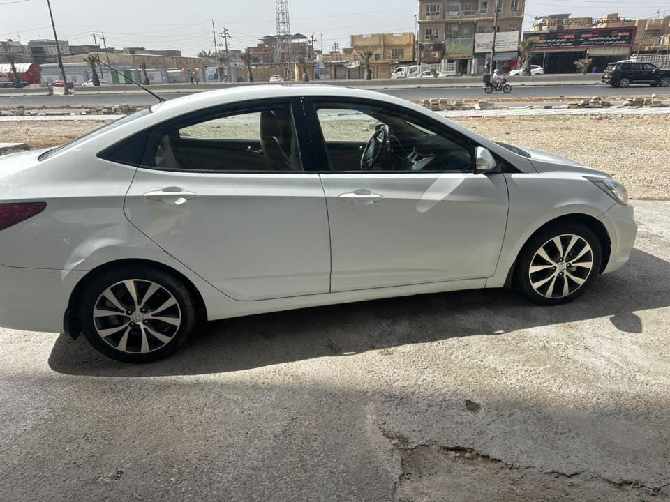 اكسنت خليجي موديل ١٥
ماشية ٩٣
 رقم بغداد 
بيها الجاملغ جهة السايق مبدل و حافة الباب معدلة 
الدوسات مصبوغة 
شاشة كبيرة و كاميرا خلفية —فتحة سقف
سيارة حلوة و نظيفة استخدام بنية 
مكانها الحلة المركز 
السعر ٩٧ و بيها مجال 
***********
