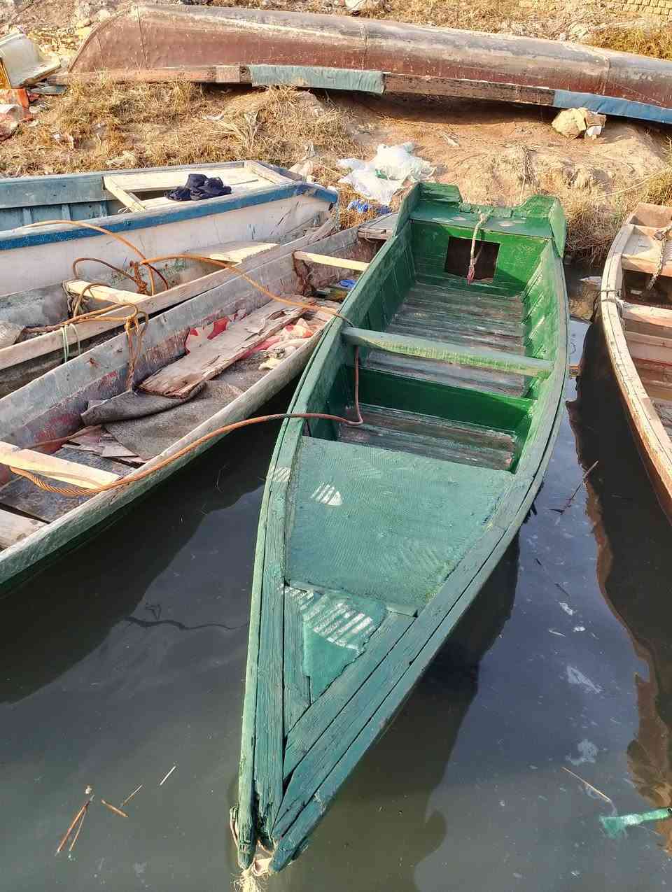 زورق للبيع الطول 5 متر السعر400الف وبي مجال  مكان /كرمة علي/شارع الكيبل *********** واتساب
