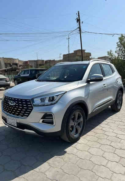 السلام عليكم :
تيكو 4 برو موديل 22 فول مواصفات 

• المحرك:
 • سعة 1.500
 • يوجد خيار تيربو: يولد حوالي 154 حصان و 210 نيوتن-متر من العزم.  ￼
 • ناقل الحركة: CVT (أوتوماتيكي متغير)  ￼
 • نظام الدفع: أمامي (FWD)  

شاشة معلومات وترفيه 10.25 بوصة.  ￼
 • عدادات رقمية / شاشة عدادات.  ￼
 • دعم Apple CarPlay و Android Auto.  ￼
 • شحن لاسلكي للهواتف.  ￼
 • مقاعد من الجلد

الأمان:
 • وسائد هوائية أمامية وجانبية.  ￼
 • نظام الثبات الإلكتروني (ESP).  ￼
 • فرامل مانعة للانغلاق (ABS) مع توزيع إلكتروني للفرملة.  ￼
 • مساعد صعود التلال ومساعد هبوط المنحدرات.  ￼
 • مراقبة ضغط الهواء في الإطارات.  ￼
 • حساسات ركن خلفية + كاميرا خلفية.  
وبعد هوايه مواصفات السيارة جديده وجاهزه وبعدهي داخل 
الضمان

السعر 125
للتصال ع الرقم الأمان:***********
 • 
ا
