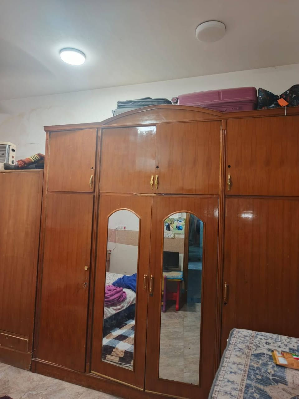 سلام عليكم خوان غرفه نوم شغل عراقي الغرفه نضيفه كدام عينك رايده 400 لمو شراي لا يكسر بيه رقمي *********** وات ساب وفيس ❤
