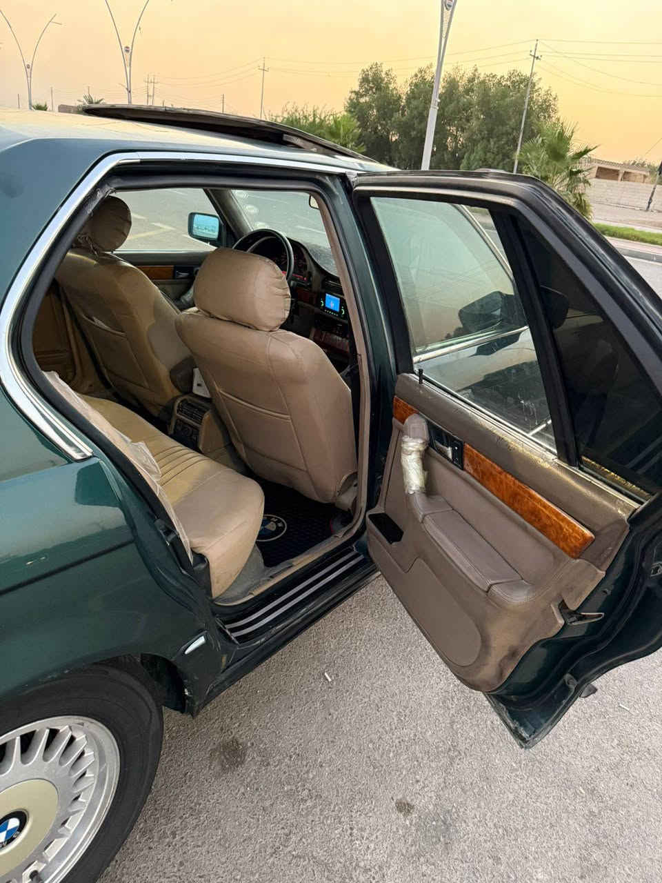 السلام عليكم سياره بي ام مديل 91  سياره فول موصفات مكينه كير حداده تبريد بس كنبريسر تخم تاير سياره جاهزه واحله من الصور رقم بغداد مكان السياره البصره السعر 47 وبيه بيع اومراوس حسب القناعه الرقم الهاتف ***********() ***********.:
