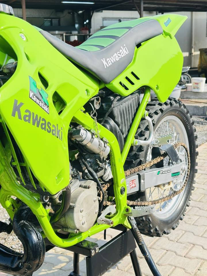 سلام عليكم
قفاز نوع كاوسكي ياباني 

مكينه 125خبط 

الدراجه بصبوغه صبغ حراري درجه اولئ

مكان واسط عزيزيه 

الرقم ***********
