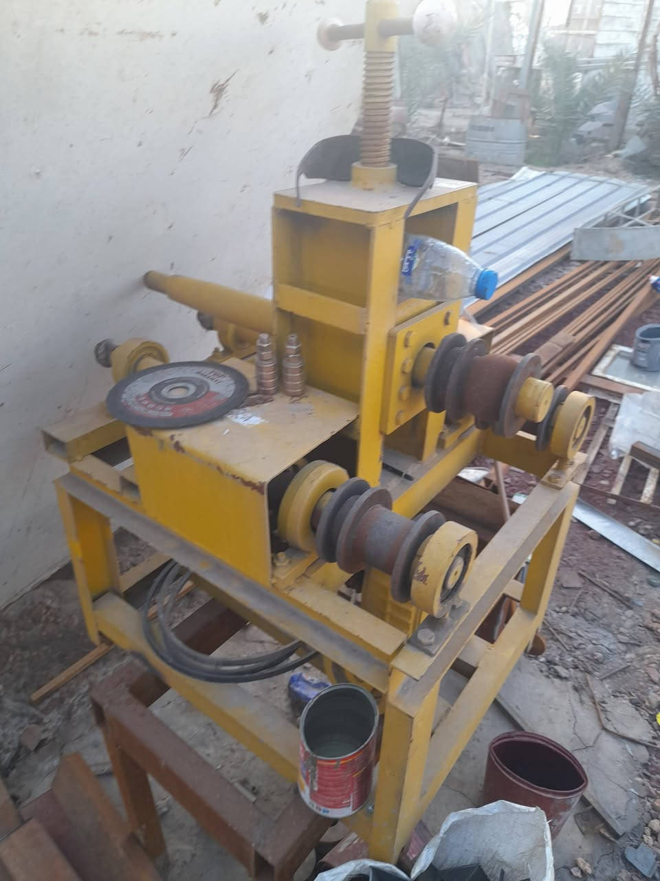 للبيع عواجة حديدمامستعملة جديدة مع قوالبهة الاتصال على الرقم ***********
