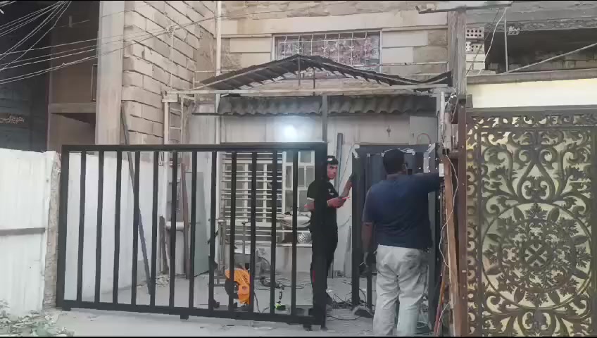 حداد متجول بغداد حي الجهاد والمناطق المجاورة تصليح جميع الابواب والشبابيك القديمة  وتفصيل جميع الابواب والشبابيك الجديدة قمريات كيربي وغرف سندويش بنل وعمل قواطع بلايود خشب وقواطع بلاستك مزجج شفاف ابيض عمل ميز مبردة وقفص مكيف متوفر وات ساب وماسنجر ابو ياسر الحداد ***********
