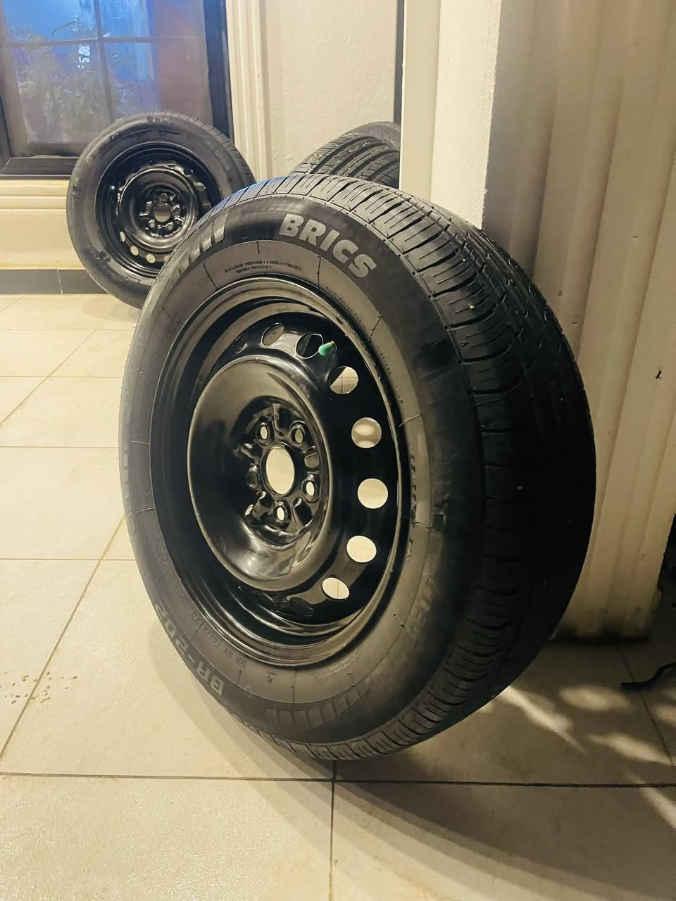 سلام عليكم وياله كورله حجم(15)كبات حجم (16) تايرات صار شهر من شادهن والله تصال ***********
