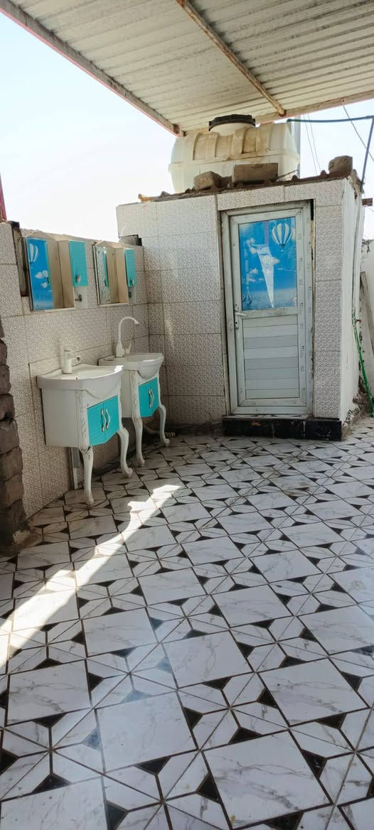 سلام عليكم
بيت للبيع مزيرعه الشماليه 

قرب جسر النهيرات 

يتكون البيت من غرفتين أو مطبخ أو موزع وهول واستقبال 

كل الخدمات متواجده ماء كهرباء تبليط مدرسه 

السعر خاص  ستفسار عله هاذه الرقم متواجد واتساب 

***********
