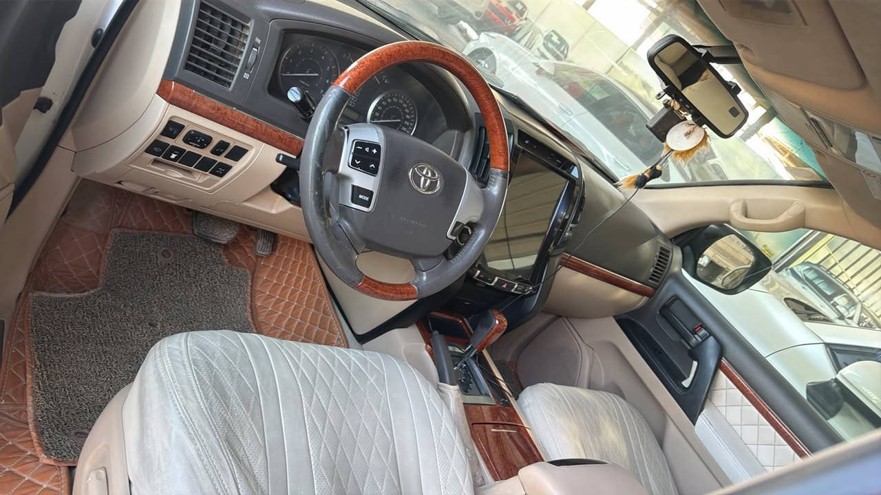 السلام عليكم للبيع لاندكروز مديل 2013 رقم بصره مكفوله ماشيه 160 مكينه V8 مامفتوحه سياره جديده كلش وبسمي سعر 330 اتصل ع الرقم ***********
