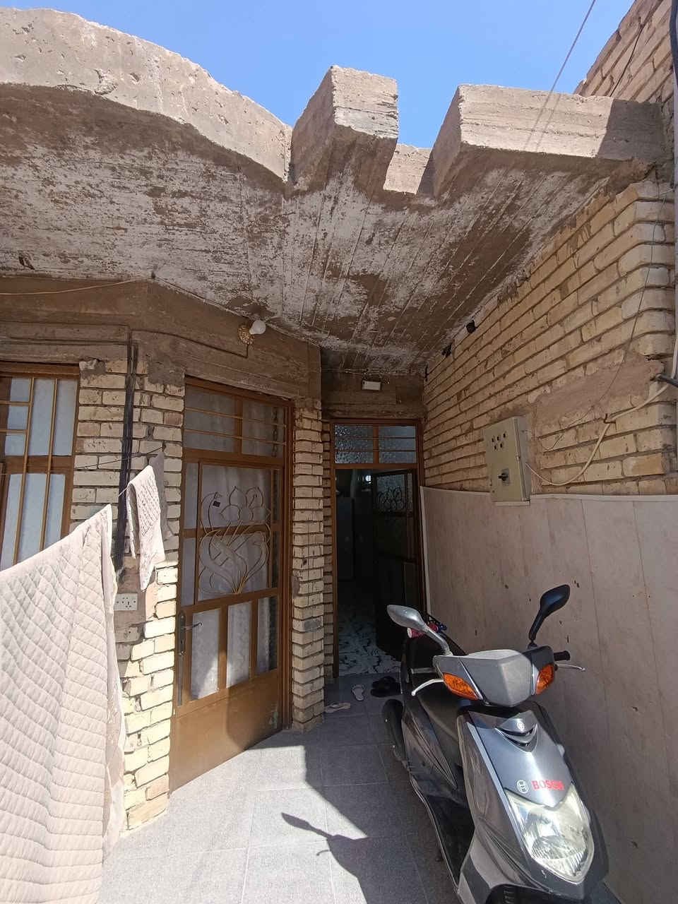 سلام عليكم بيت للبيع عنوان نهاية حي اور الغرير قرب جامع الشيخ ضياء بيت مساحة 118 متر بناء 2022 بي غرفتين وصاله واستقبال ومناور 2  السعر 75بي مجال و مستعجل على بيعتة ***********
