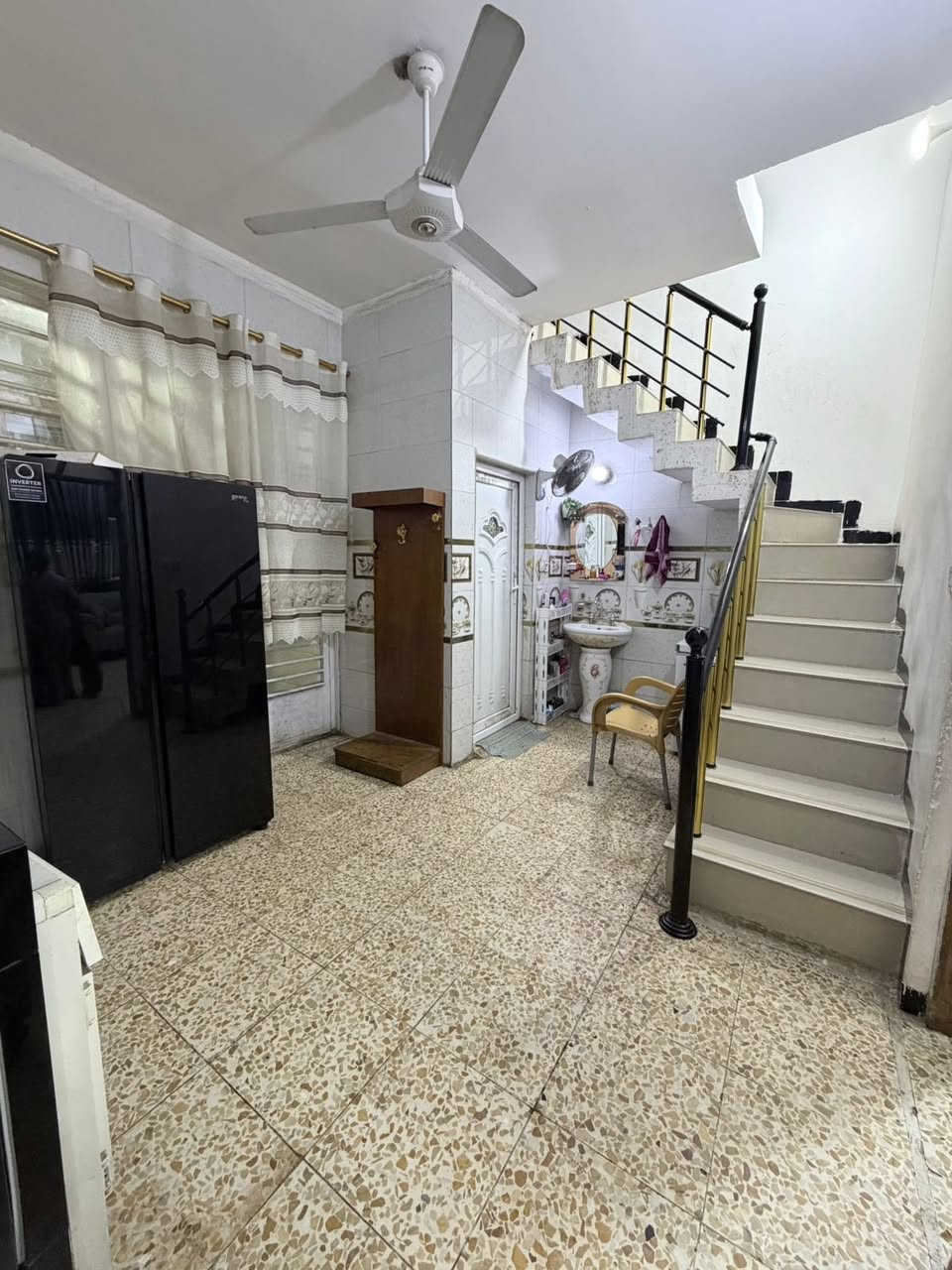 السلام عليكم 🏠 يوجد بيت لبيع بدايت كميره قرب جملت ايوب 🛣️بشارع الملعب مساحته 50متر طابقين بناء طابوك شارع تبليط خدمات كامله سعره 60مليون الاستفسار 📞 ***********
