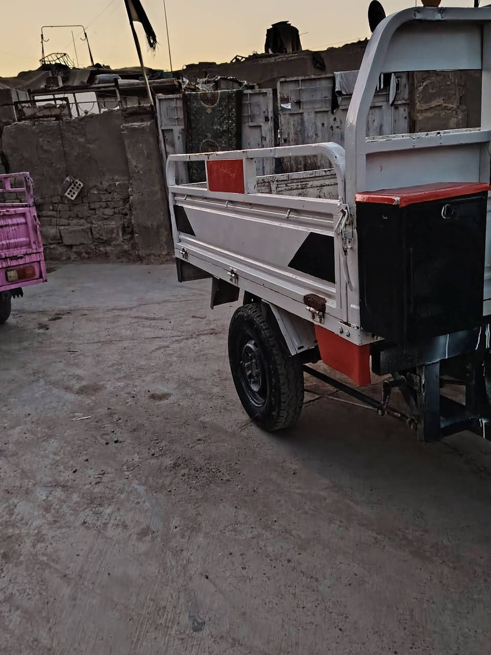 سلام عليكم من رخصت ابو الكروب ستوته البيع كشر نضيف 
السعر مليون وبيه مجال مكان بغداد المنصور التواصل  ***********
