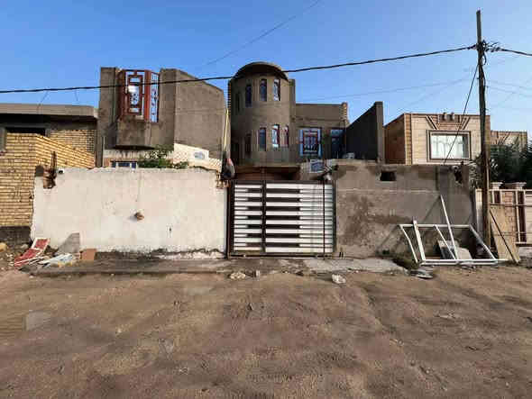 بيت للبيع حي الجوادين قضاء الخضر 
.....................................

مساحة 250م
حر غير مطلوب الدولة 

طابقين صب كونكريت 

الطابق الاولى 
غرفة+صالة+ستقبال+مطبخ+براني+صحيات داخليه وخارجيه 

الطابق الثاني 
غرف عدد 3+صاله+صحيات 
بناء درجه اولى 
يبعد عن سكة وشارع الزوار 150متر 

الاستفسار مراجعة مكتب النسر الذهبي للعقار شارع الجياشي مقابيل اعدادية الصناعه 

***********
