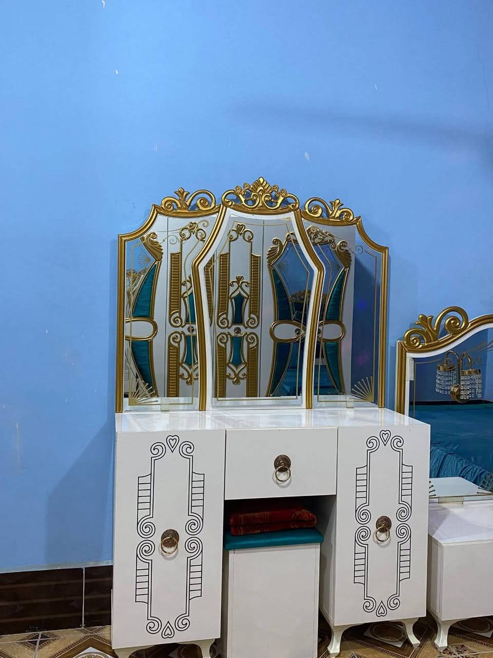 توجد غرفة نوم تركيةمتكونة من 5قطع جديد طك استخدام جدا قليل هية ودوشكهه وطابوريات جدد العنوان الرمانه الاستفسار عن هذا الرقم *********** فقط علخط متواجد
