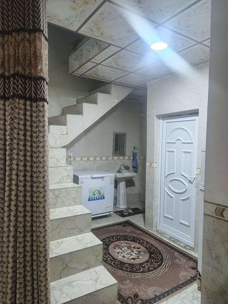 السلام عليكم
بيت للبيع مجمع الصدريين اقرب نقطة دالة مشروع ماء باشبيته من مدخل عمود ٧٧ مساحة 110 متر غرفتين وهول ومطبخ ومشتملات وغرفة فوك كامل ارضية بورسلين وسيرامك 120 جدران بيت كامل للتواصل على الرقم ***********
