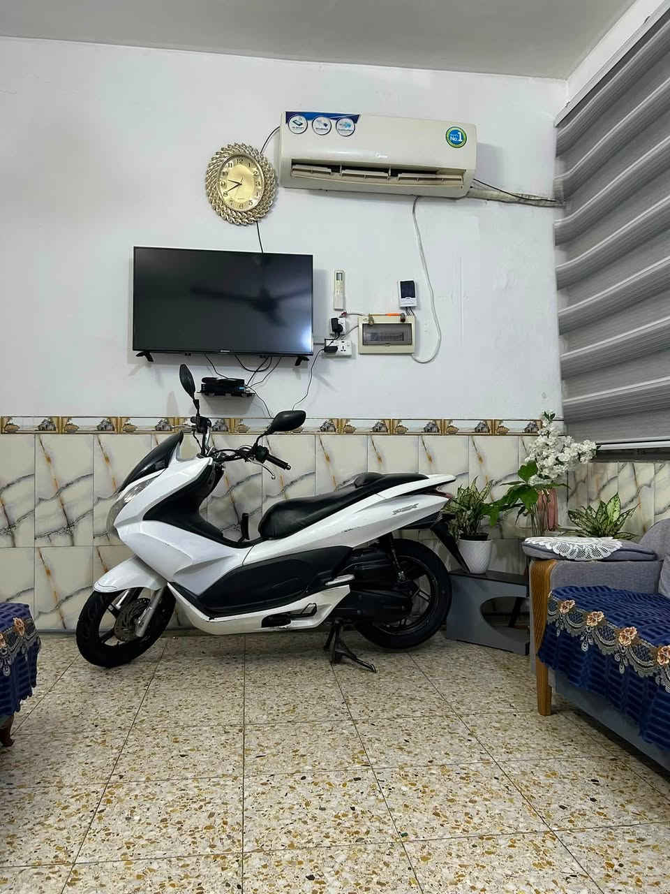 سلام عليكم PCX جيل اول ياباني ✅ تايرات زوج جدد ✅ دبلات خلفيه جدد✅ قاعده كامله هيه وفيت بمً جدد ✅ الله شاهد بانزين محسن ادير ودهن موتل ✅ مي راديتر جديد ✅ كهربائيات كله شغاله كيلو متر ✅ مكينه اكفله الك ممفتوحه ✅  فقط بيه ملاحضات بلكفرات شويه وانته شوفت عينك سعره 1.300 وبيه مجال مكاني بغداد الشعب الثعالبه هًـ/***********
