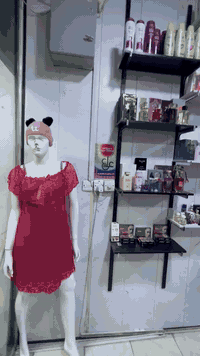 محل كوزمتك ملابس نسائيه وملابس اطفال للبيع شلعه كامله  للاستفسار 07702...