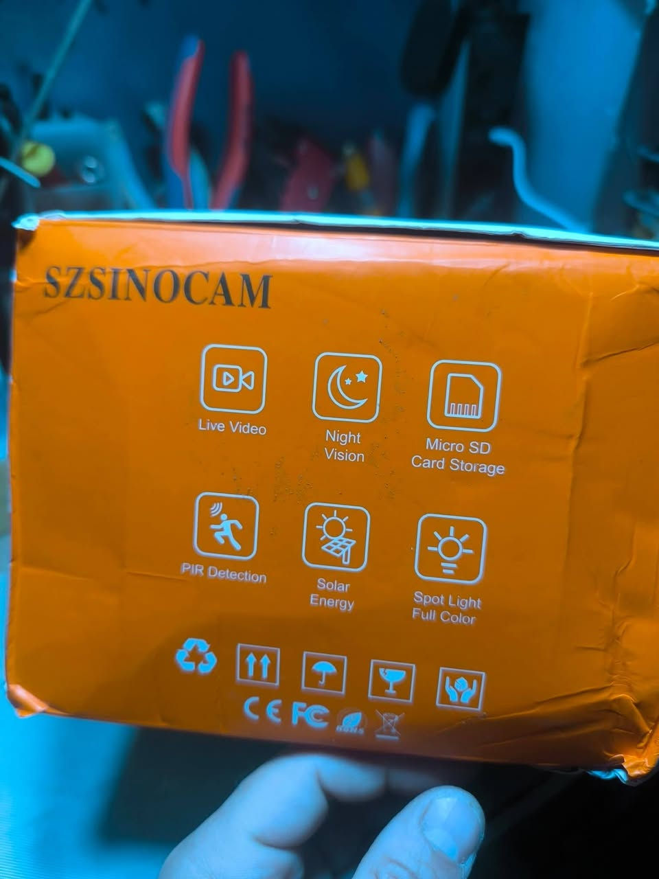 هذه كاميرا مراقبة لاسلكية من نوع SZSINOCAM تعمل بالطاقة الشمسية مع عدستين مزدوجتين.تتميز الكاميرا بقدرات تحريك وميلان (PTZ)، ورؤية ليلية، وتتبع ذكي للأشخاص.تتضمن الحزمة لوحاً شمسياً منفصلاً لشحن البطارية، مما يجعلها مناسبة للاستخدام الخارجي المستمر.
السعر 30.000 الف مع التوصيل


**إذا كنت صاحب هذا الإعلان وتريد حذفه لأي سبب، رجاءا أرسل رسالة إلى الدعم الفني**
