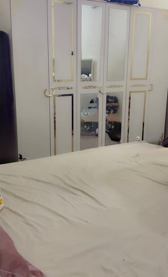 تخم قنفات ثلاجة ارتفاعها مترين
طباخ وغرفة نوم مع اسرة ام نفر عدد ٢ 
للبيع كلهن شلع 
مكان بغداد الكاظمية 
***********
