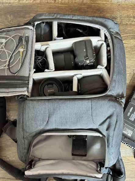 كامرة سوني a73 الغنية عن التعريف ذو اطار كامل بدقة 24 ميغا بكسل . خصائص فيديو 4kUHD 30p بدقة s log3
_____
عدسة ٥٠- ١.٢ فول hd
وعدسة ٢٨-٧٠ المميزة
فلاش كامرة TT520 من شركة كودكس
سماعة من شركة كودكس واللاقطة
جنطة ضهر ممتازة 
فلاش لد -واضائتين ممتازه 
اداوات تنضيف مجانية للكامرة والعدسات 
مع ٢ ستاند 
نضيفة جدا 👆🏼

السعر 2,500
***********
