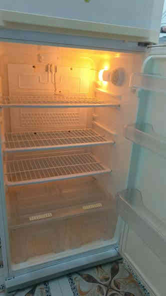 ثلاجه للبيع شرط الشغل السعر 150 وبي مجال المكان حي العروبه اتصال على رقم ***********
