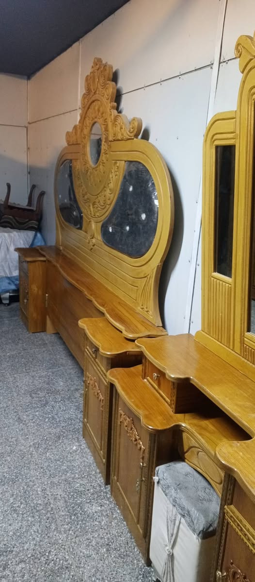 اللهم صل على محمد وال محمد اليوم جبنالكم غرفة خشاب مستعمل شي بسيط اخت جديد نضافة 90  بل ميه مكاني بغداد مدينة الصدر سعر مناسب مراسل على خاص ***********
